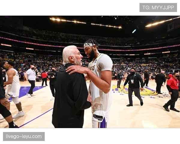 戴维斯状态回暖展现独特比赛风格,强势助力球队冲击总冠军 戴维斯状态回暖展现独特比赛风格,强势助力球队冲击总冠军